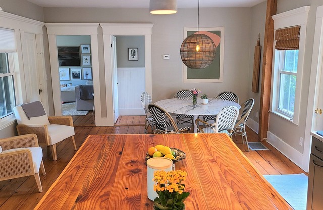 Beautifully Restored Modern Farm House (Pet-friendly)
