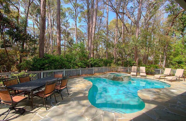 Beautifully Decorated Beach Home in Sea Pines w/Private Pool/Spa, Walk to Beach