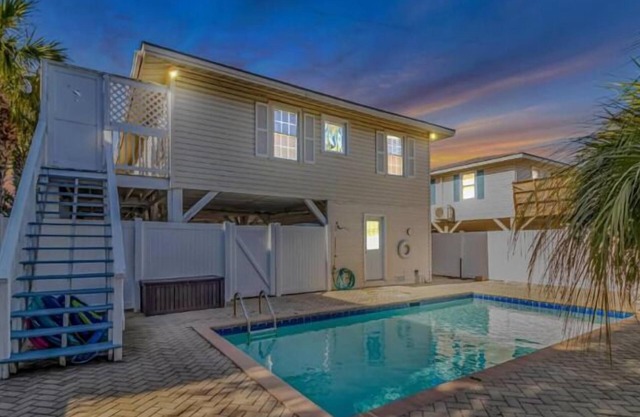 Beautifully Updated Beach House-Bella Sirena! Short walk to the beach! Sleeps 8!