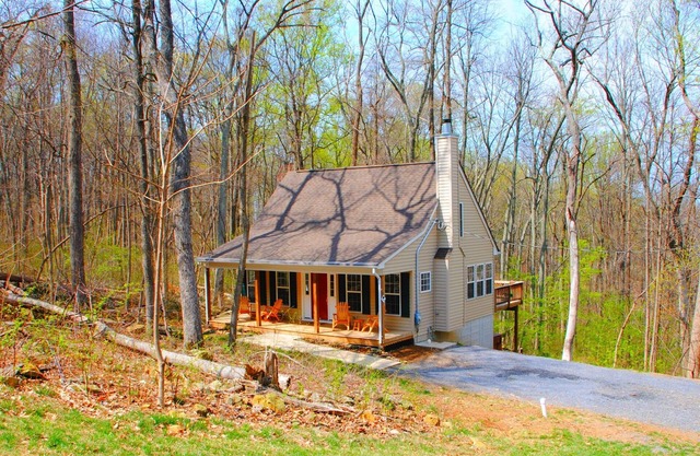Beavers Hill Cottage a Mountain getaway in Virginia Wine country! W/hot tub