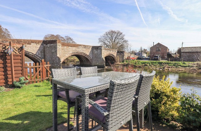 BECKSIDE COTTAGE, pet friendly, character holiday cottage in Penrith