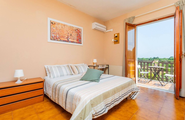 Bed and Breakfast 'Carolea - Frantoio' with Shared Pool, Wi-Fi and Air Conditioning