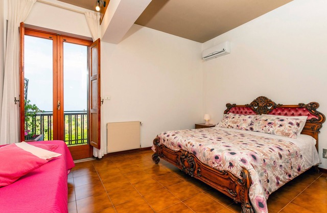 Bed and Breakfast 'Carolea - Coratina' with Shared Pool, Wi-Fi and Air Conditioning