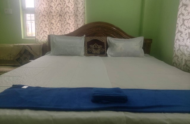 Bedrooms with Private Bath, and Luxury Car with driver - 301