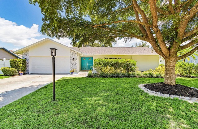Beechwood Bungalow! Spacious 4-bedroom house with pool in charming Fort Myers