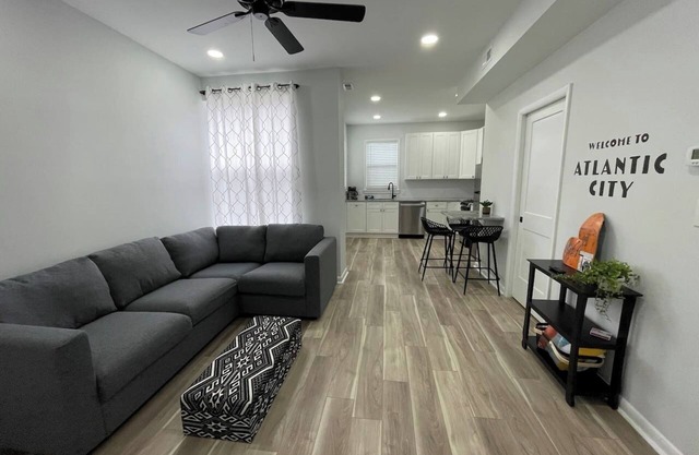 Beer Hall Backyard w/King bed, Walk to beach/bars