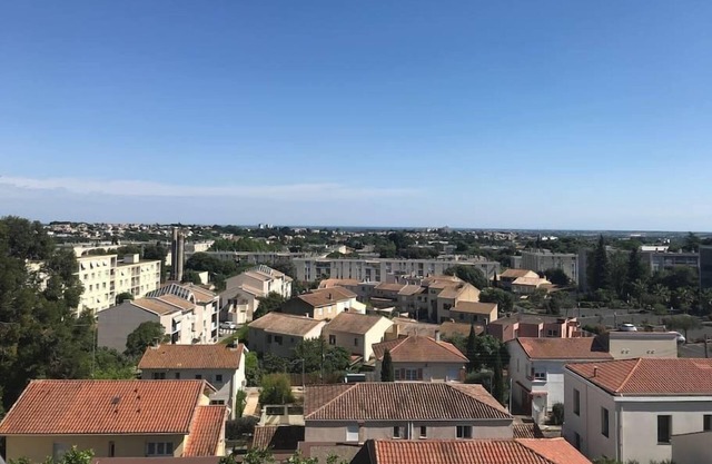 BEL APPARTEMENT AVEC VUE ET PARKING PRIVÉ.