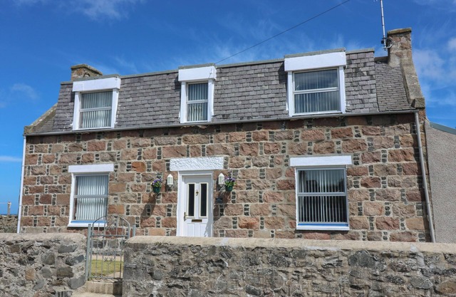 BELLA'S BEACH COTTAGE, pet friendly, with a garden in Fraserburgh