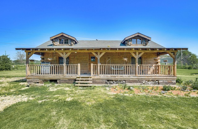 Bellevue Log Cabin w/Gas Grill & Creek Access