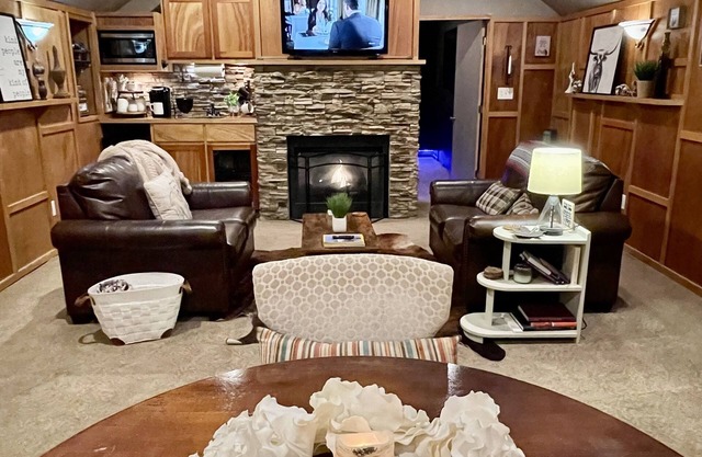 Belmont Lodge Over Garage-Spacious w/Home Theater