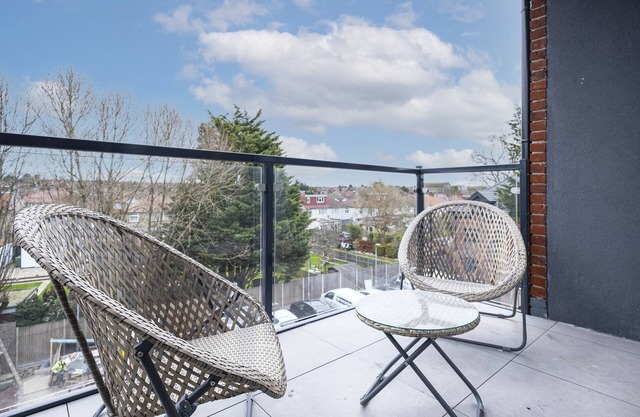 Belmore 1 Bedroom Luxury Apt. with Parking in Stanmore, North West London - 10