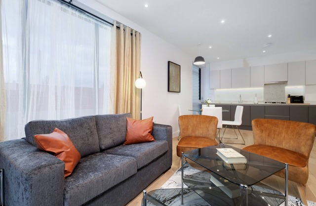 Belmore 2 Bedroom Luxury Apt. with Parking in Stanmore, North West London - 06
