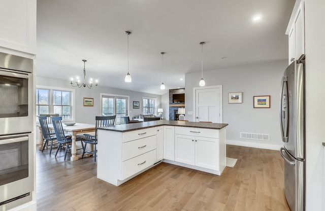 Benjamin Trail: 4 br, gas fireplace, a/c, deck with Mansfield views!