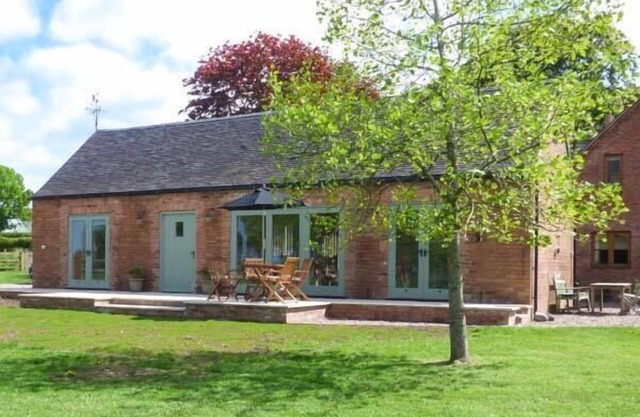 BERRINGTONS BARN, family friendly, with a garden in Hinstock