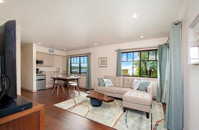 Best Couples Getaway Half Block to Beach 1 block to Village