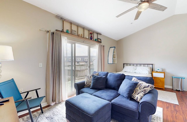 Bethany Beach Inn studio with kitchenette, fast WiFi & furnished balcony