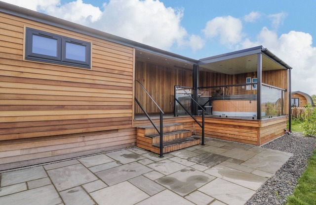 BETSI (LODGE 1), pet friendly, with hot tub in Corwen