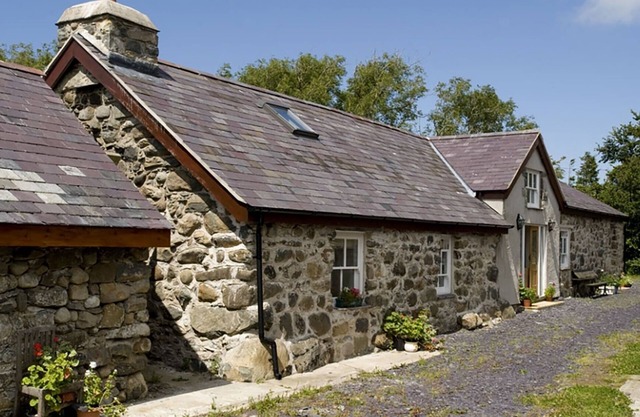 BEUDY PENRHOS, romantic, character holiday cottage in Caernarfon