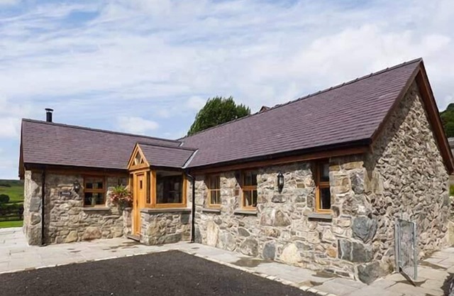 BEUDY, pet friendly, with open fire in Llangwm