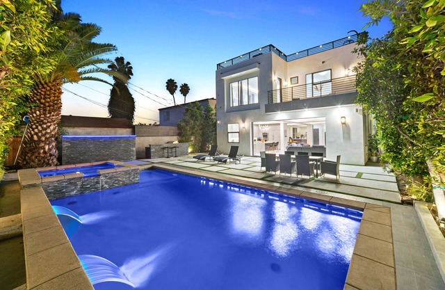 Beverly Hills Playhouse: Games,Pool,Views