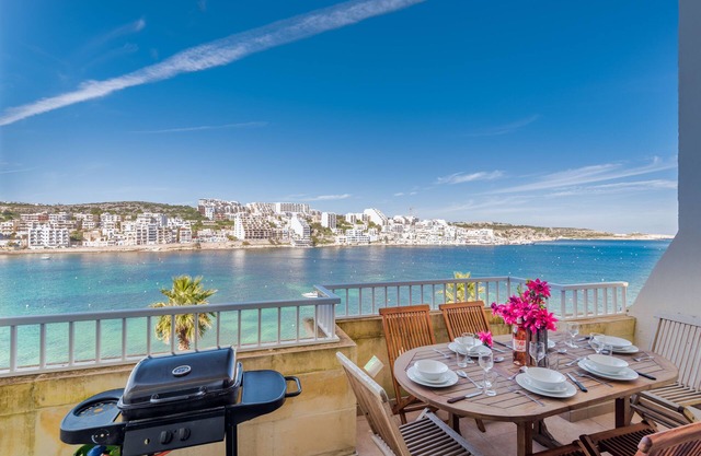 BH4 - Seafront 3 bedroom apt. BBQ Terrace, quiet area & easy parking/busses