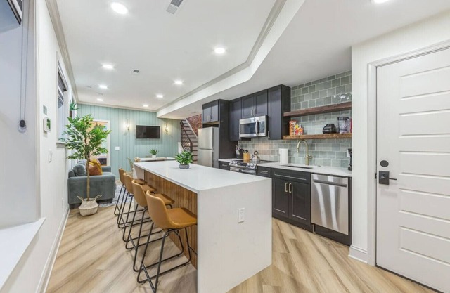 Bi-Level 2/2 w/Rooftop | Sleeps 12 | 10 min to DT