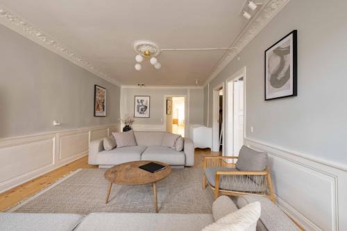 Big 4 BR Apartment with Bathtub by CPH City Hall Square