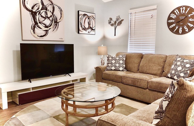 Big Central Modern Cozy 5 miles to Camp Lejeune, Walk-in to shops and dinning