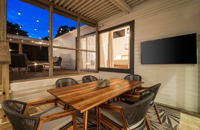 BIG DISCOUNTS Aug–Oct *UNIQUE MODERN*HEATED POOL*BIKES*FIREPIT*DOGS OK*