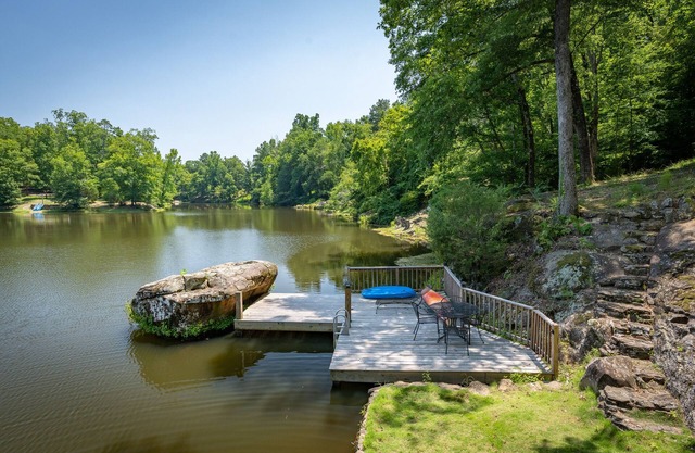 BIG LakeHouse 15 min to Tuscaloosa, 14 beds, great fishing