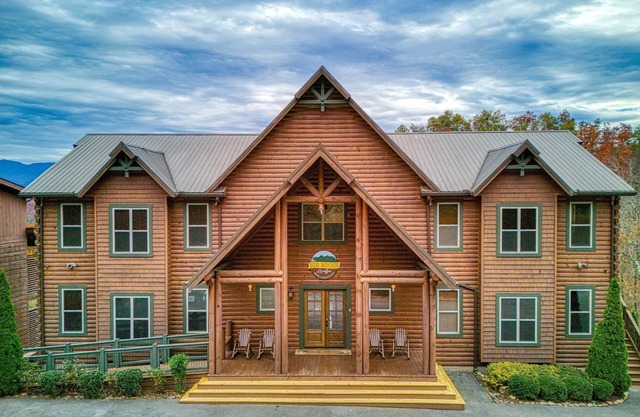 BIG MOOSE LODGE! 16 Bedrooms, LOADED!