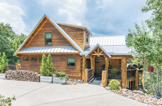Big Sky Lodge 5 Br + Bonus-4 Ensuites, Mt Views, hot tub, game room,Pet friendly
