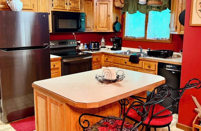 Big Tree Lodge- Near Leatherwood Off Road Park! 4 Bedrooms and 2 baths!