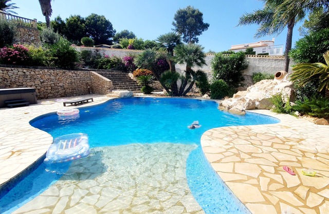 Big Villa & 2 Pools, Jacuzzi, Moutain-view, Barbacoa & Parking places
