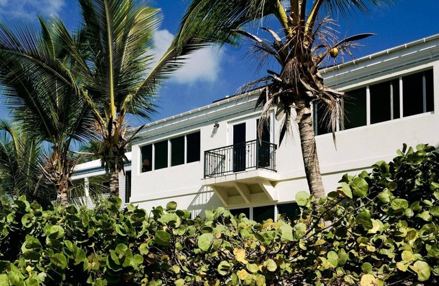 BIG WATERFRONT BEACH HOUSE WALK TO CRUZ BAY SHOPPING WAVES BELOW BEDROOM WINDOW