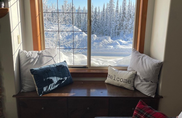 *Big White* 3 Bed 2 bath Townhouse -New Hot Tub -MTN Sunset - Private & Quiet