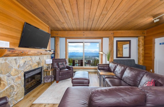 Big White Basecamp | Slope Access + Modern Comfort