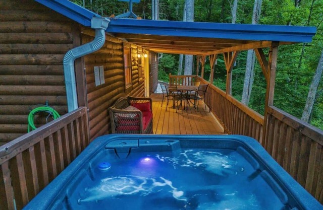 Bigfoot Bungalow/RRG/Hot Tub!