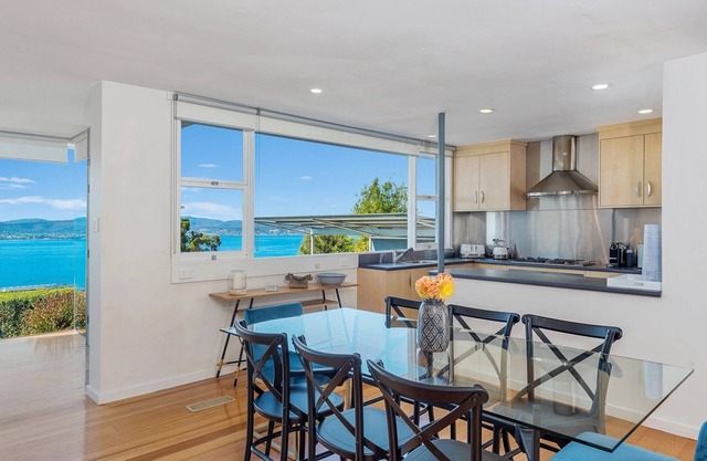 Birngana stylish spacious with stunning views