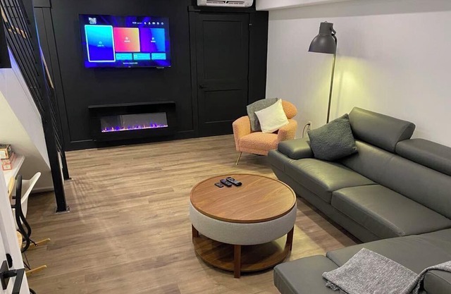 Bishop House, Sleeps 8, Downtown with Hot Tub!