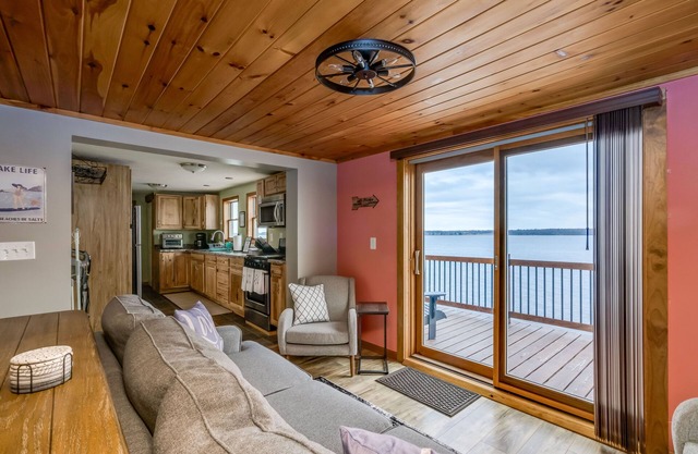 Black Bay Chalet- Spectacular lake front location
