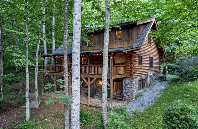 Black Bear Cabin in heart of Maggie Valley/Hot tub/Fire Pit/Bumper Pool