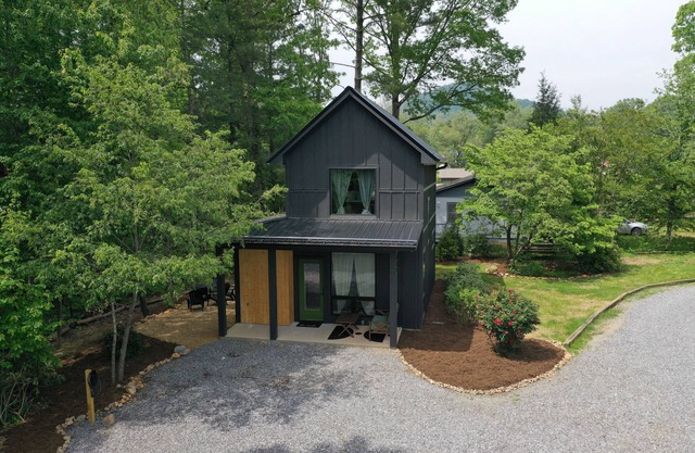 Black Mountain Pine HousenNew construction, close to town!