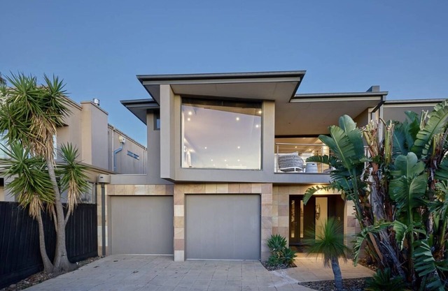 Black Rock Beach Haus overlooking the beach & HMS Cerberus