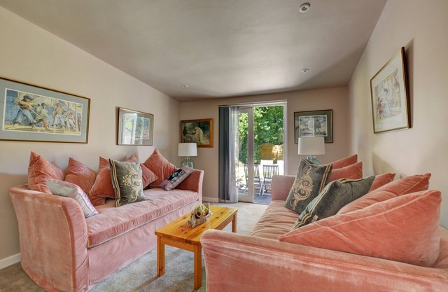 Blackberry Cottage - Two Bedroom House, Sleeps 4