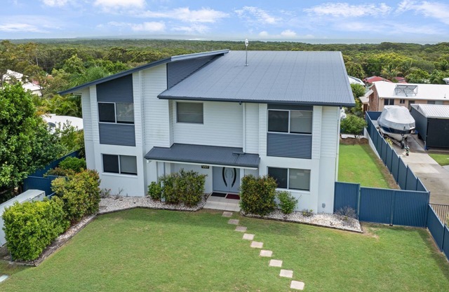 Blacklaw's Retreat - Rainbow Beach. Views. Sea Breezes. Huge Home.