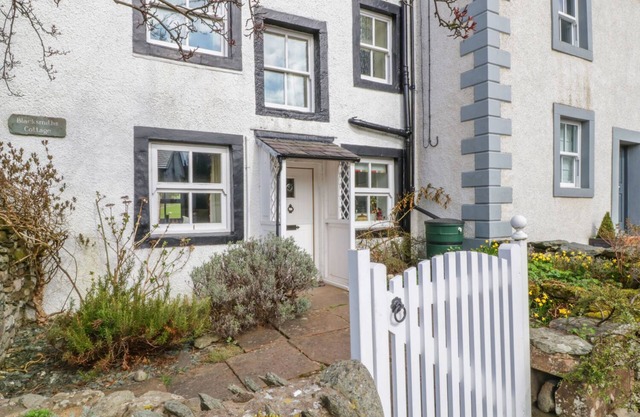 BLACKSMITHS COTTAGE, romantic, with open fire in Pooley Bridge