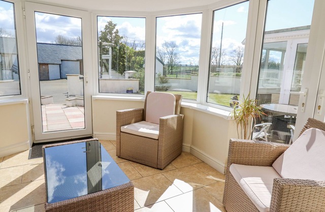 BLAENSILLTYN, pet friendly, with hot tub in Newcastle Emlyn