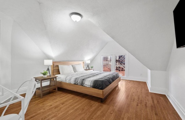 Bloomfield/Shadyside @K Spacious & Unique Private Bedroom with Shared Bathroom