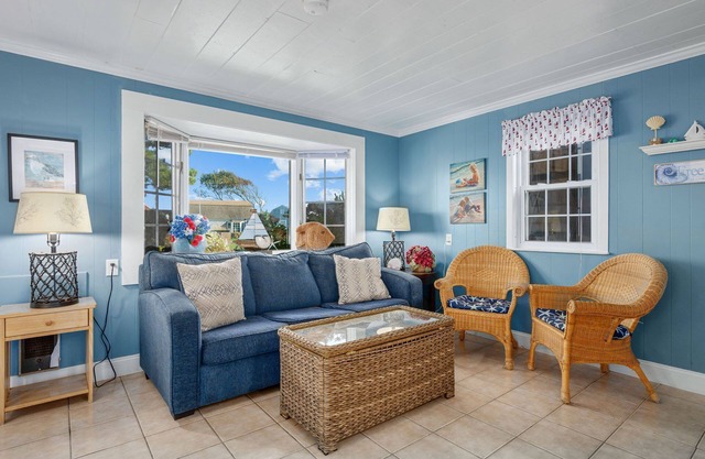 Blue Bird's Nest – Cozy Cottage Steps from Nantucket Sound